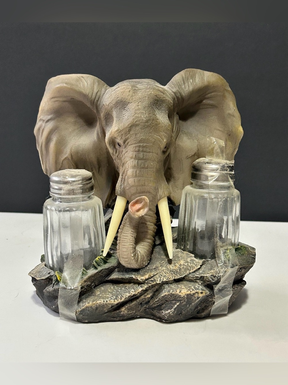 VTG DWK 2009 African Elephant Salt & Pepper Shaker Set Caddy Wildlife Decor